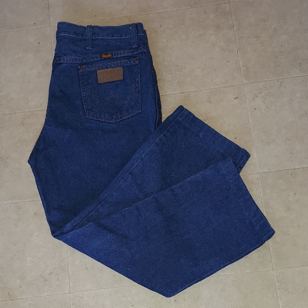 Wrangler Men's Deep Blue Relaxed Jeans